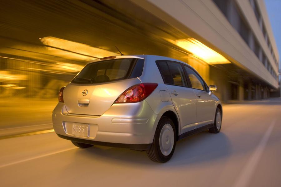 Nissan Tiida 2005 года  (фото 44 из 52)